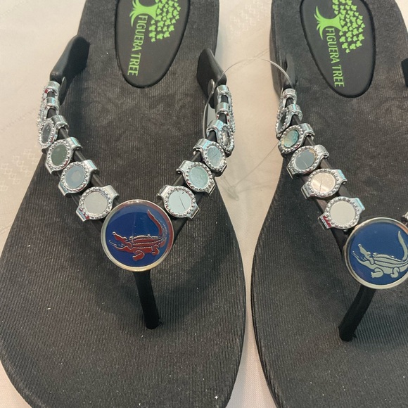 New Figuera Tree Flip Flops. Size 8 - Picture 4 of 6
